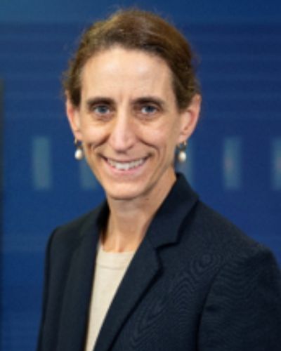headshot of laura basta