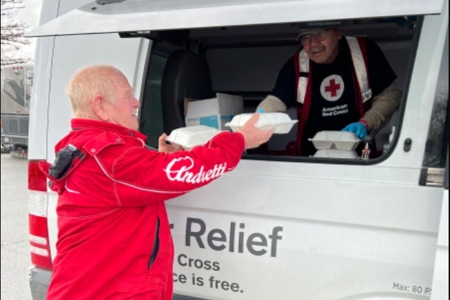 Volunteer handing out food
