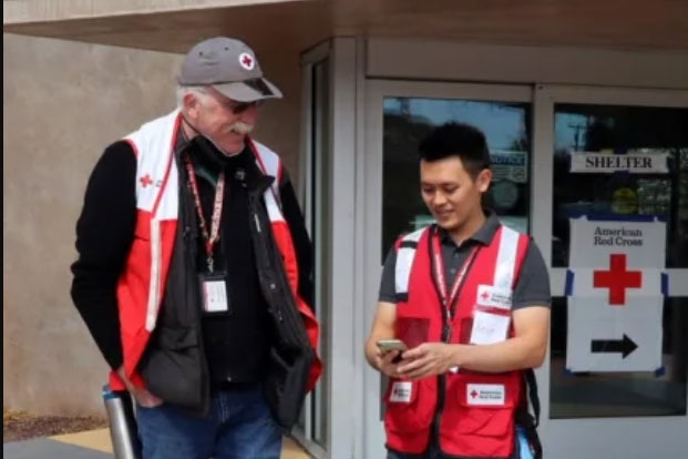 Two Red Cross volunteers in conversation 