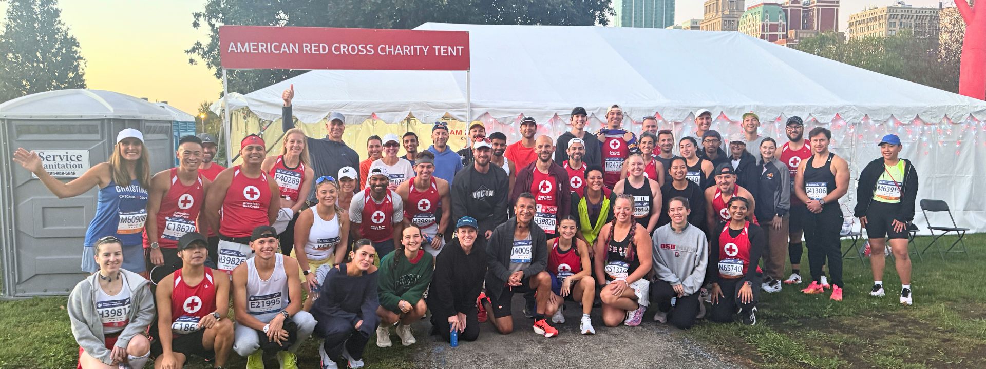 il-team-red-cross-header-desktop-2025 - 1 Group photo of Red Cross marathon runners.