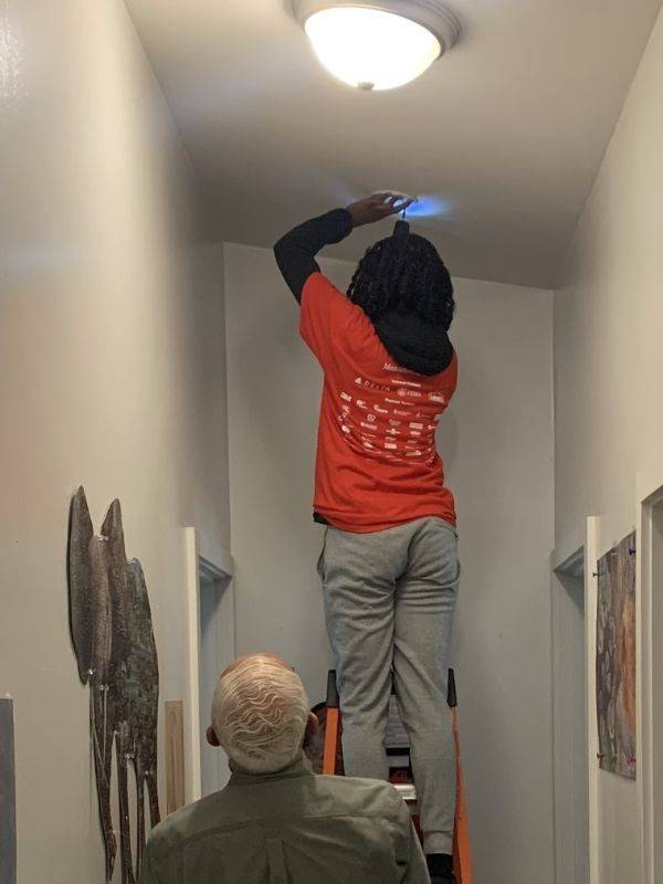 blytheville-volunteers-sta-1 - 1 volunteer installing smoke alarm