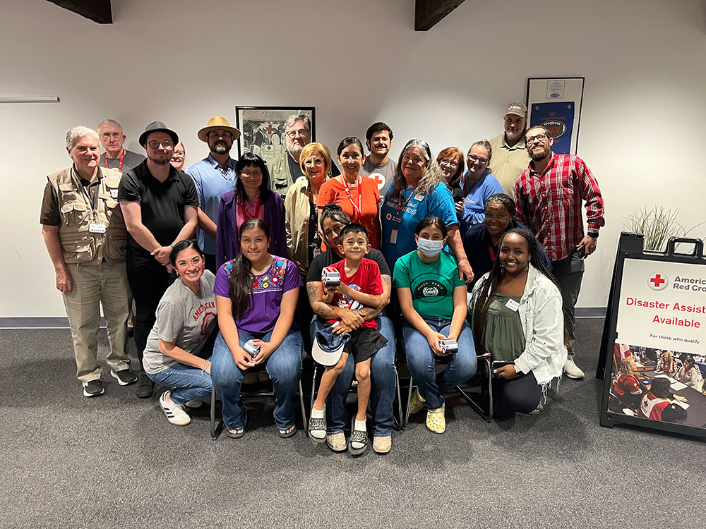group picture of the Ibarra family with Red Cross volunteers.