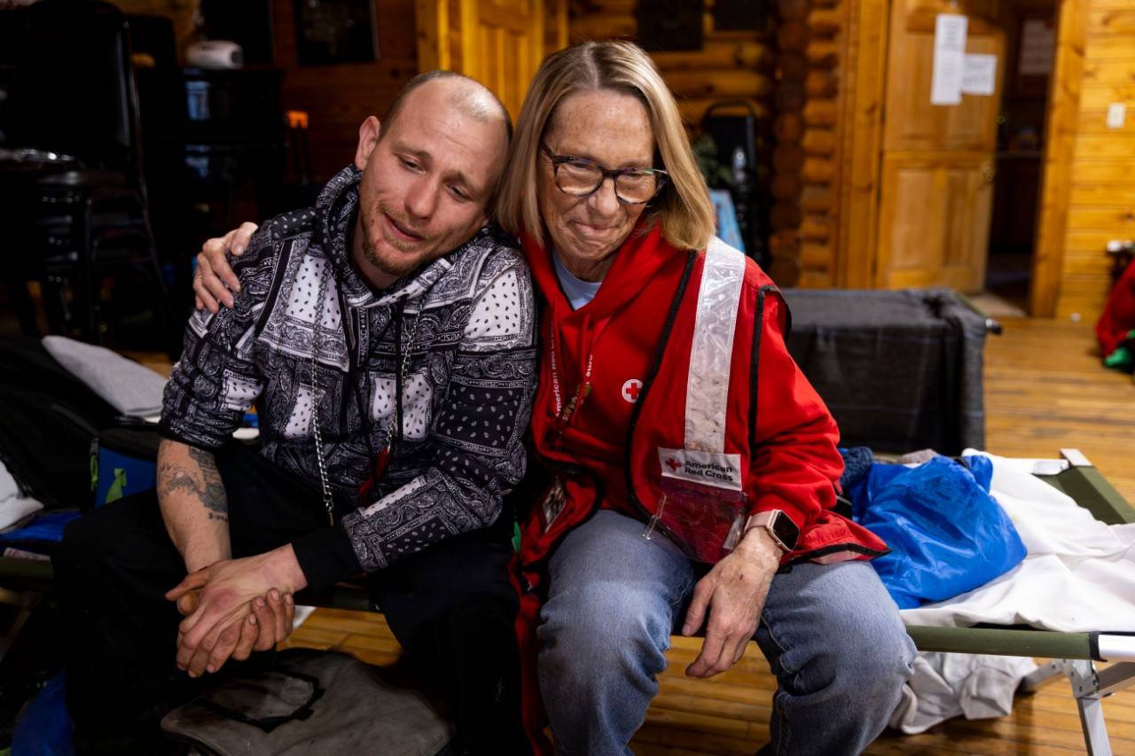 February 24, 2025. Hazard, Kentucky.Just one week after massive floodwaters devastated communities across Eastern Kentucky, Don Adlanebaker found refuge in an American Red Cross shelter in Hazard, Kentucky. It s terrible to lose everything,  Don said.  But then again, it s a starting-over point. This is the second time in recent years that Don has sought shelter with the Red Cross, recalling the devastating Kentucky floods in 2022. I didn t think it was going to get as bad but it did. I didn t expect it,  he said.  As the water was rising, I was just trying to get out. Over the past week, Don has formed deep connections with Red Cross volunteers at the shelter in Hazard County. Despite the hardships he has faced, he has been doing everything he can to help others in the shelter. Don is helping us, too,  said Red Cross volunteer Debbie Blaze.  He s been sweeping, taking out the trash, and caring for the pets in the shelter. We re all like family here. Despite the challenging circumstances, Don is grateful for the support he s received from Red Cross volunteers as he begins his path to recovery. It s hard to put into words what the Red Cross has done for me during this,  he said.  It s a blessing. The community couldn t get through this without them.