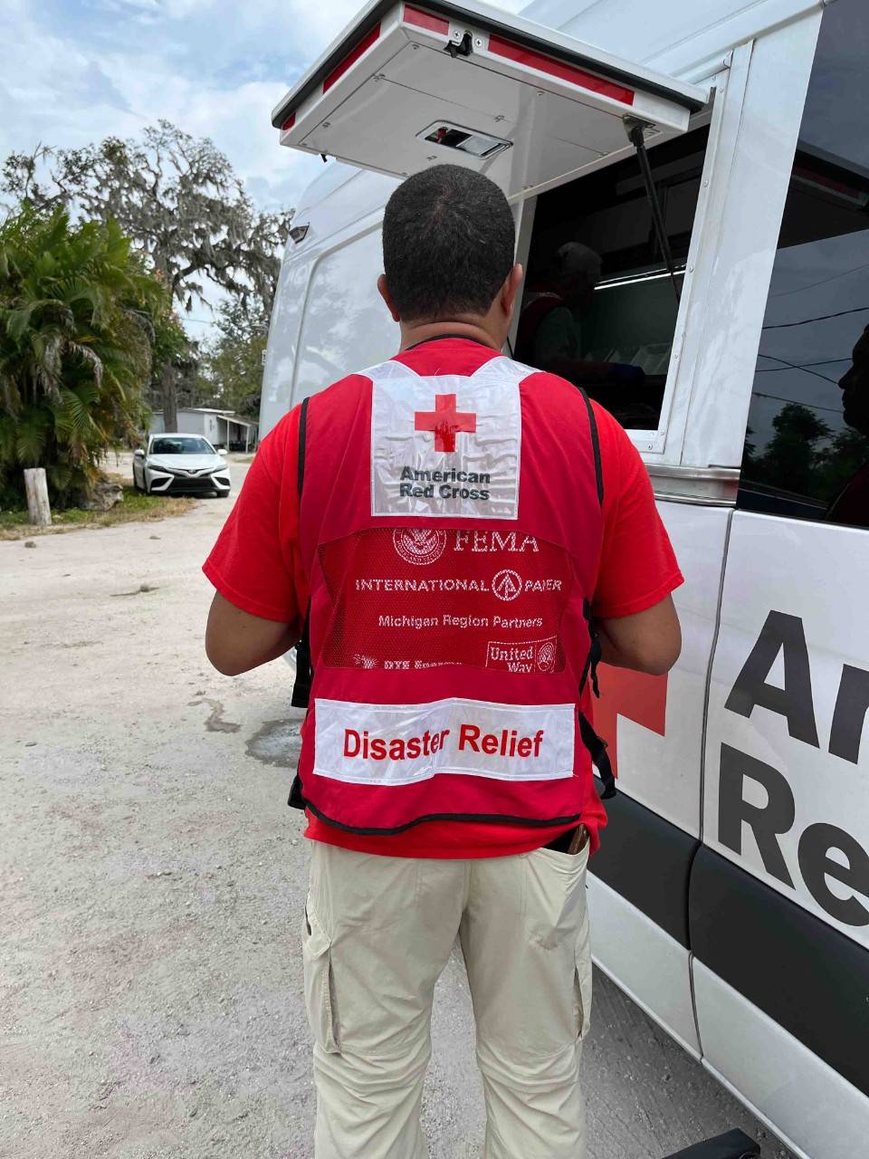Red Cross Emergency Response Vehicle feeding residents in Mulberry