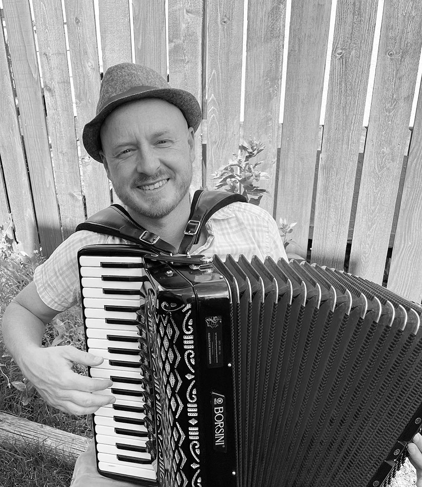 Kresten Wolff playing an accordion.