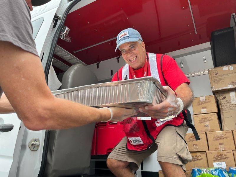 joe apicelli handing out food tray