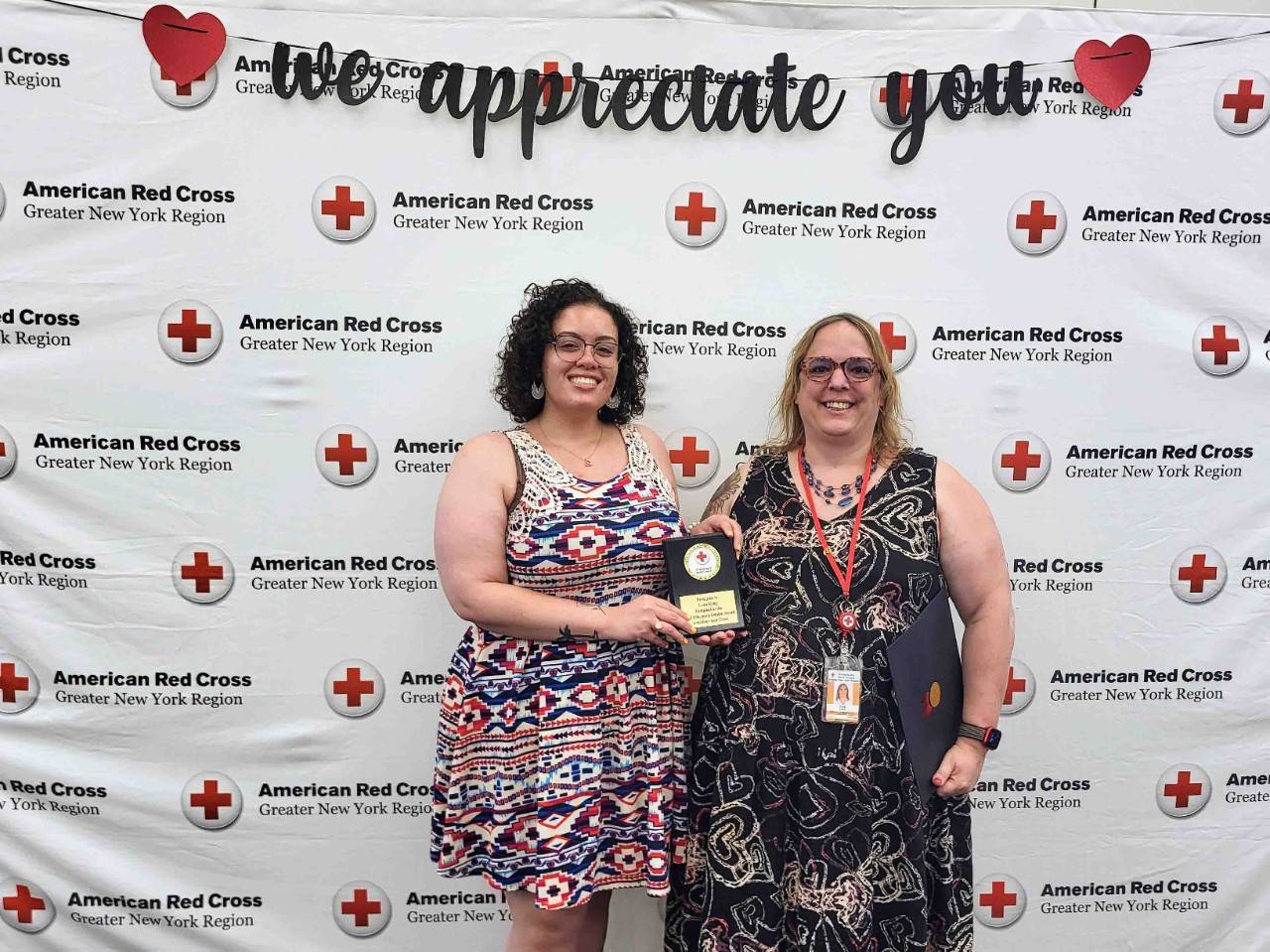 Rebecca Tir poses with award winner Lena Krug 