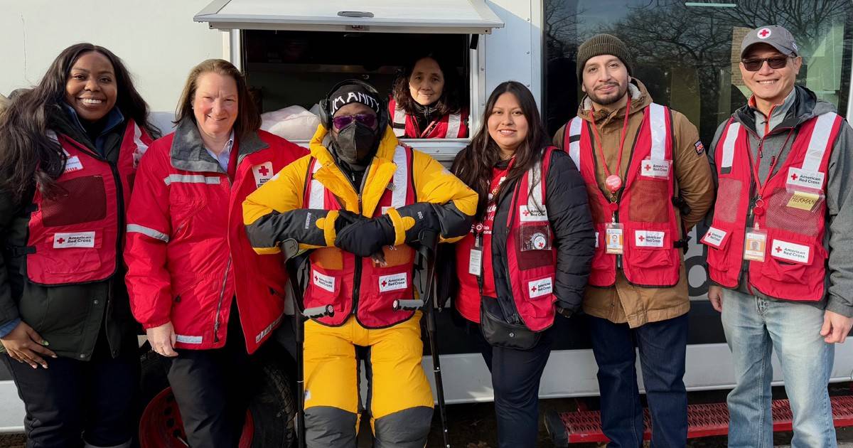 Red Cross volunteers distributing meals 