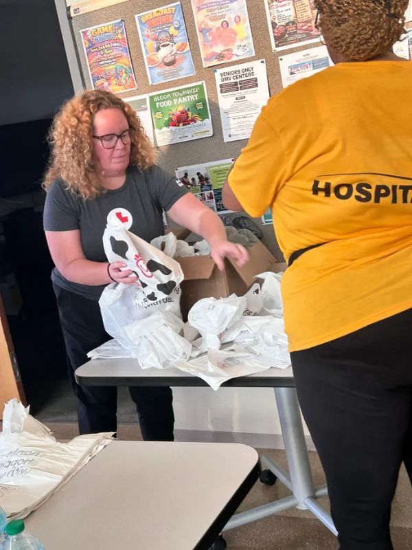 redcrosser handling bags