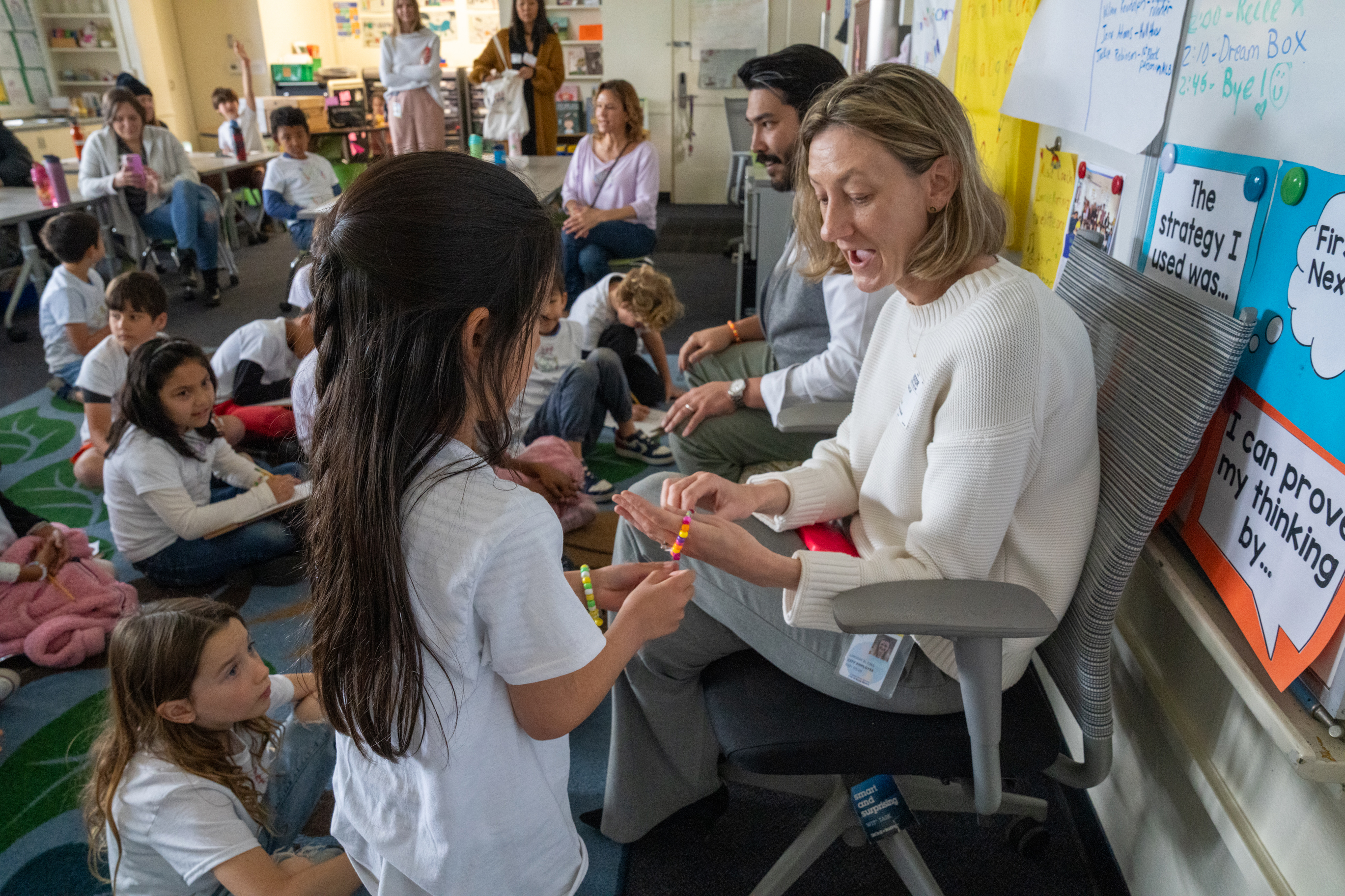Students present bracelets to volunteers