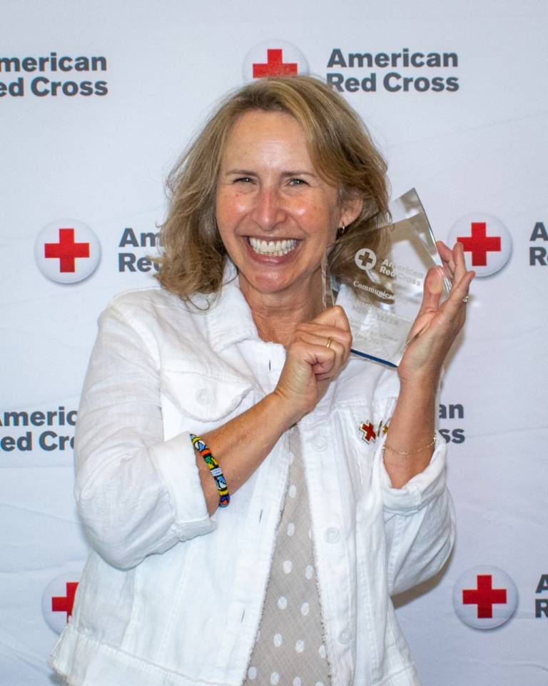 Mimi Teller receives the Communications Award
