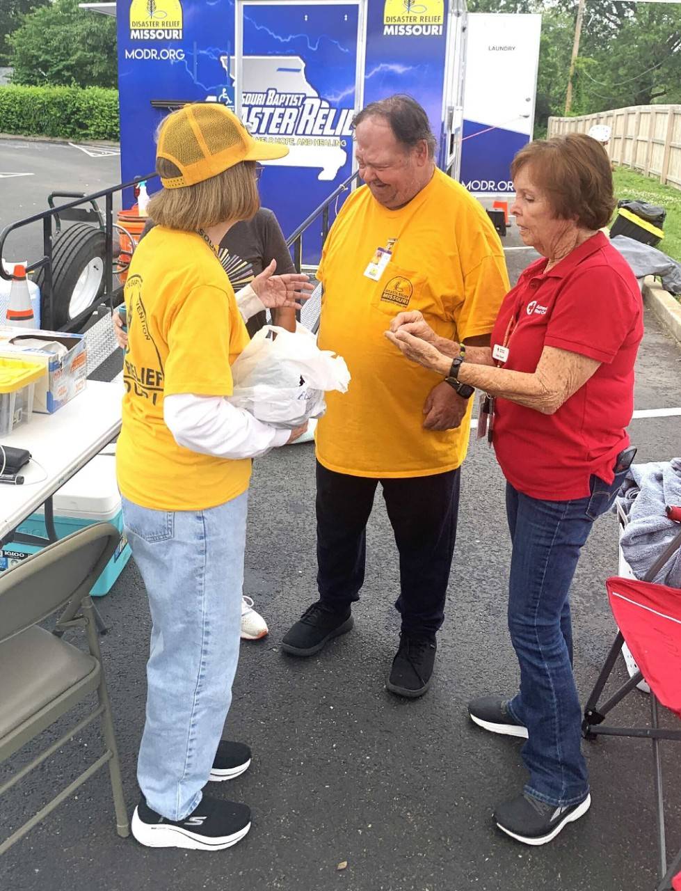 Red Cross shelter manager Dene Shaver talks to Anthony Dunne and Ruthie Brown 