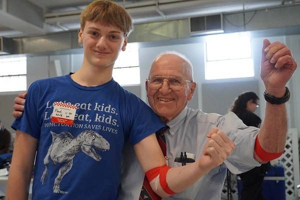 Volunteer John Burns and donor at blood drive