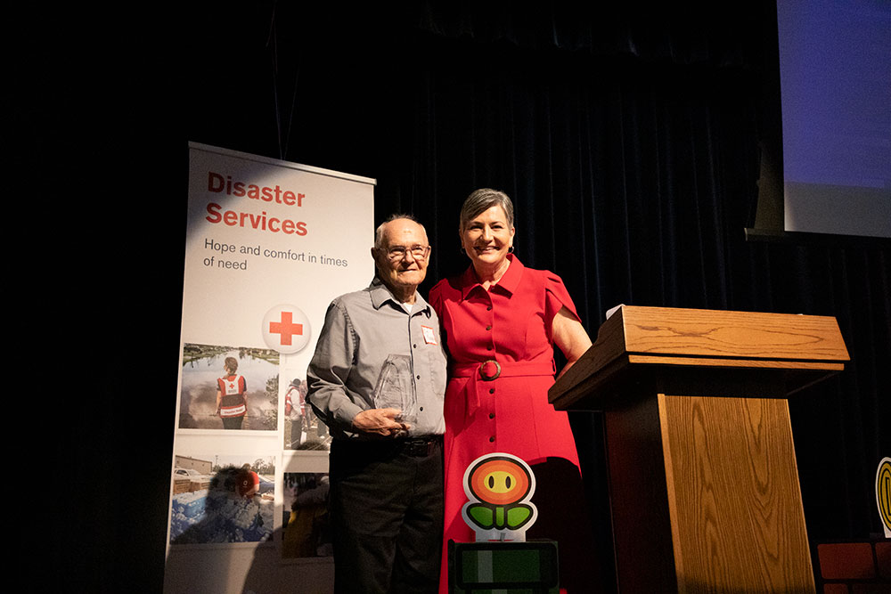 Jim Kavan accepts an award from Regional CEO Linda Braddy at an April 15 Volunteer and Blood Program Leaders recognition ceremony.