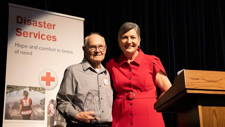 Jim Kavan accepts an award from Regional CEO Linda Braddy at an April 15 Volunteer and Blood Program Leaders recognition ceremony.