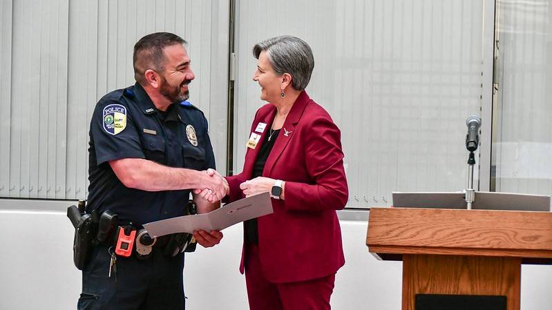 DART Police Officer Lee Cannon receives his lifesaving award from American Red Cross North Texas Region CEO Linda Braddy.