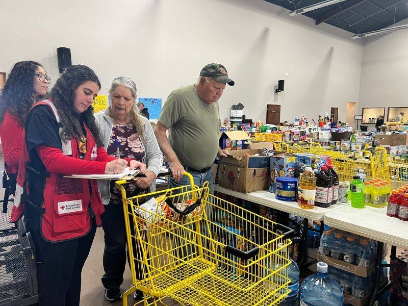 volunteers assisting family