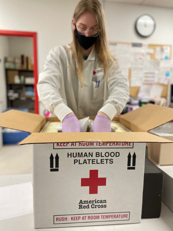  Nataly Breisath packing blood donation box