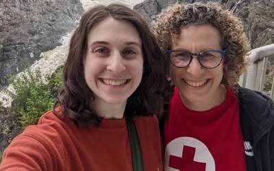 Volunteers Audra Weisel and her daughter Tova Zsampar