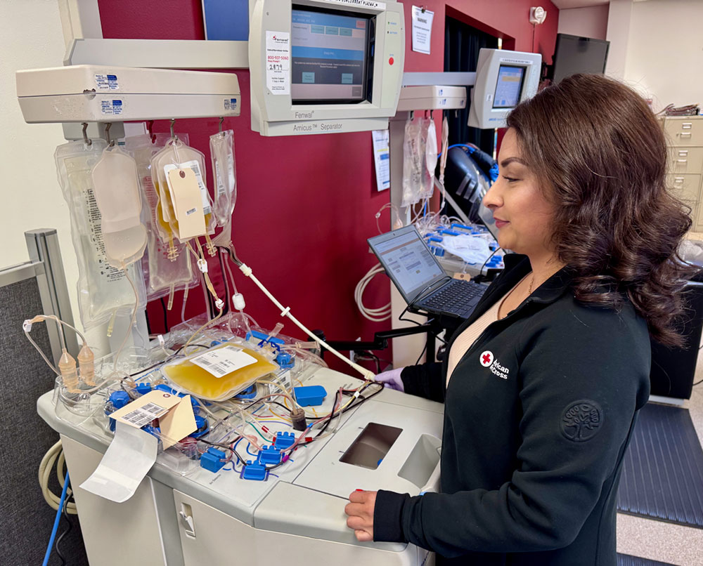 Diana Heilman utilizando un dispositivo médico.