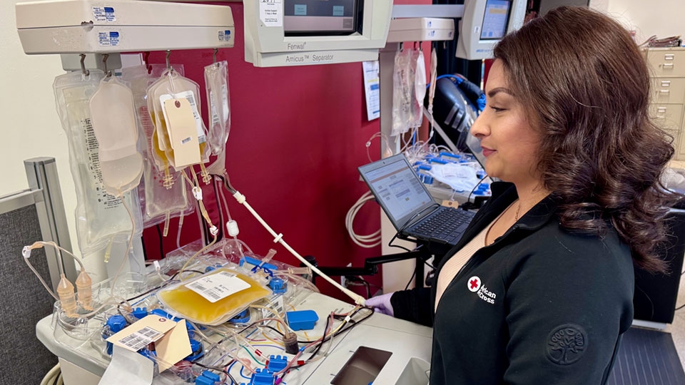 Diana Heilman utilizando un dispositivo médico.