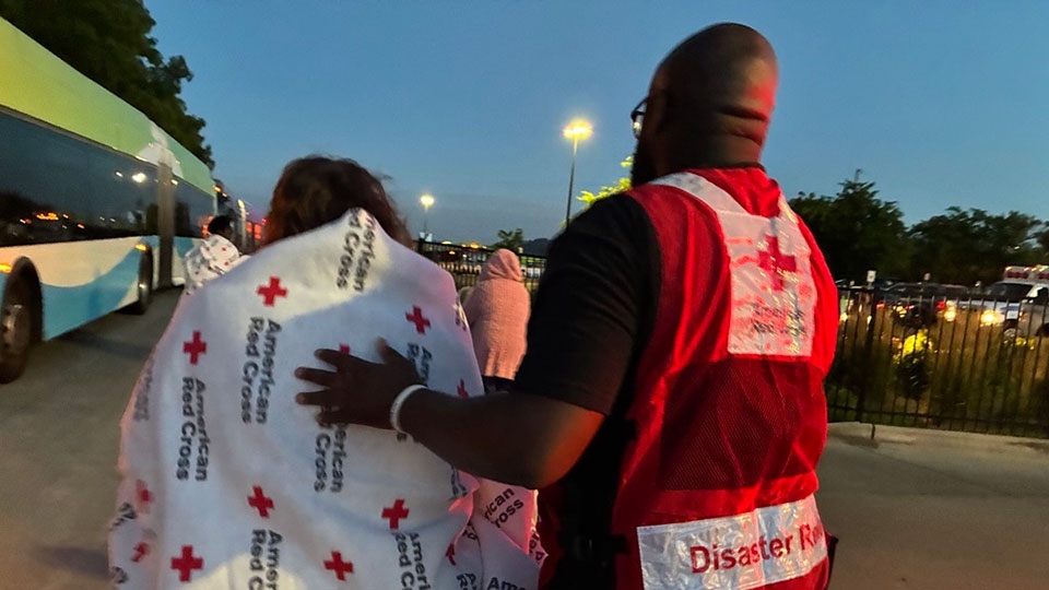 a volunteer helps a client.