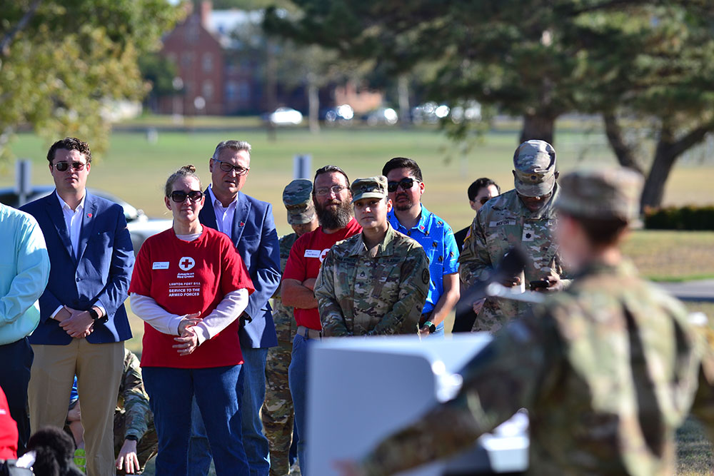 a group of Red Cross staff and service members outside.