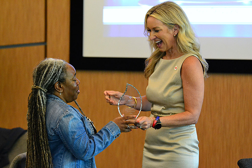 Regional CEO Megan Haddock presents the Tulsa Area Chapter Volunteer Services Exceptional Volunteer Award to Yolanda Arnold.