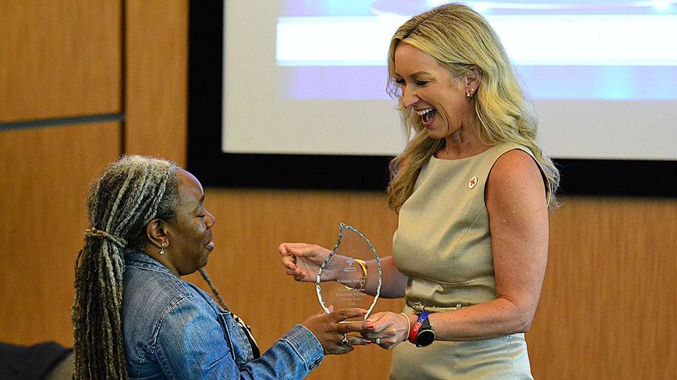 Regional CEO Megan Haddock presents the Tulsa Area Chapter Volunteer Services Exceptional Volunteer Award to Yolanda Arnold.