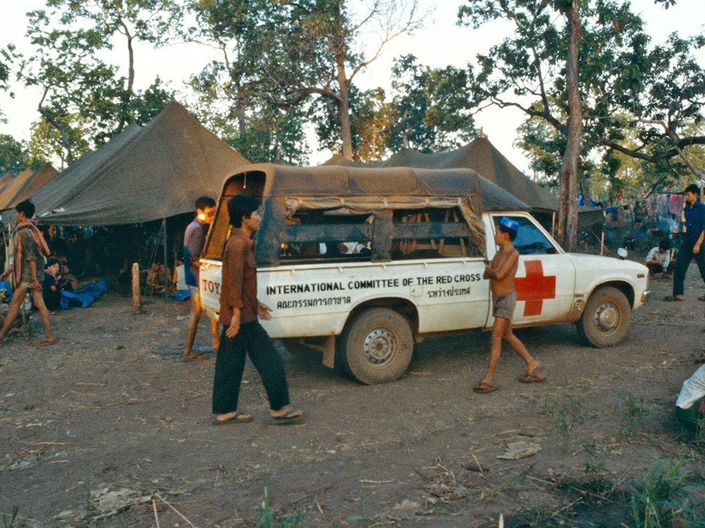 NW9, refugee camp. Disembarkation and installation under tents of the Vietnamese land refugees.