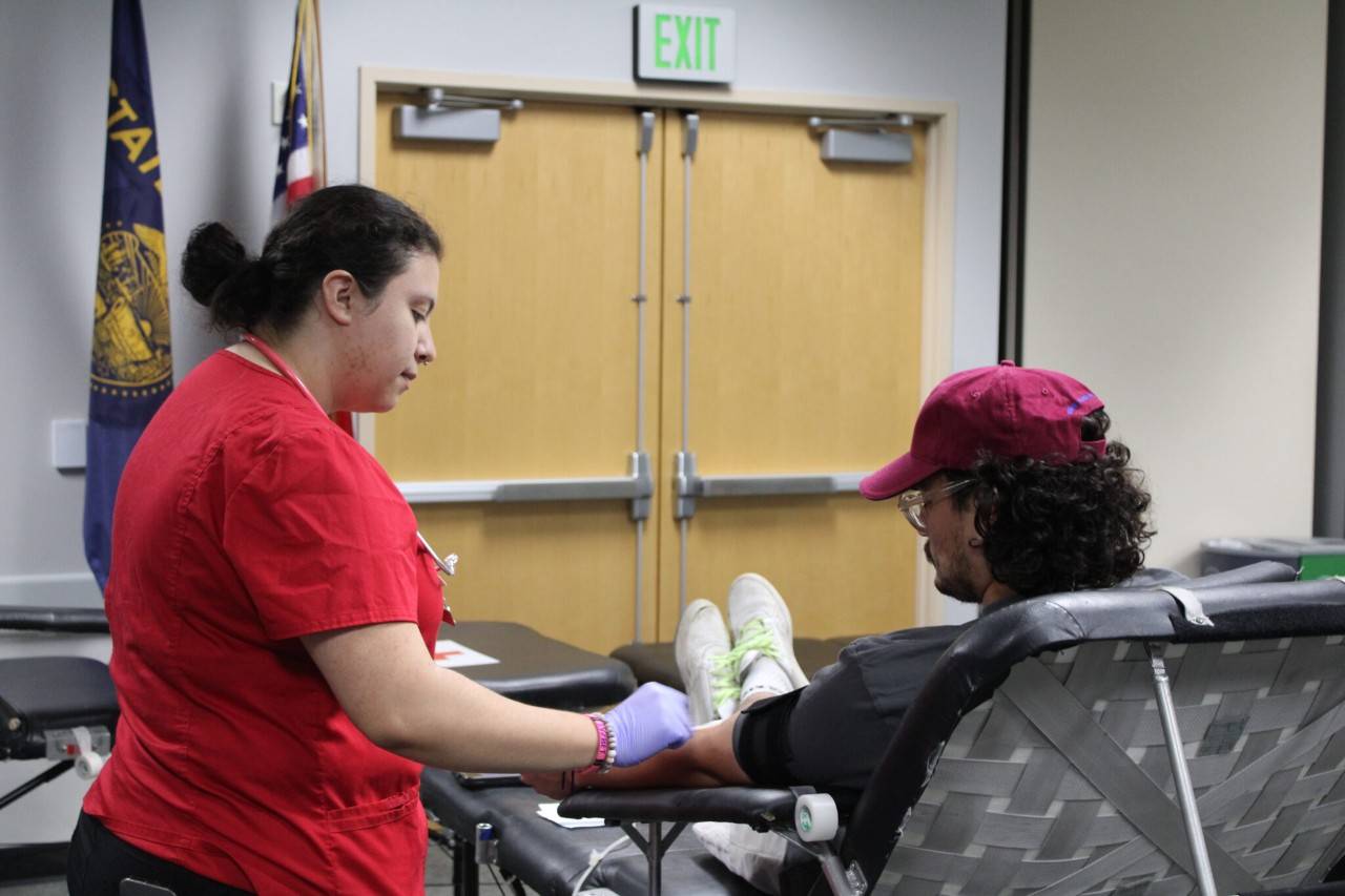 phlebotomist assisting blood donor