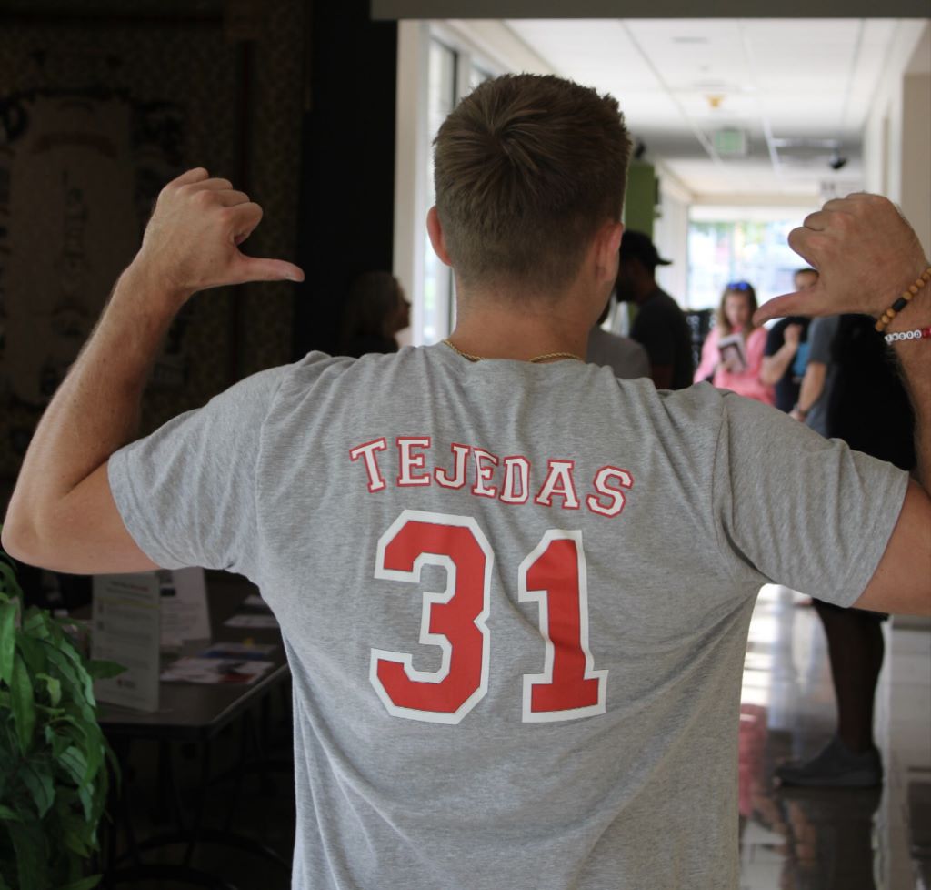 man with tejedas 31 jersey