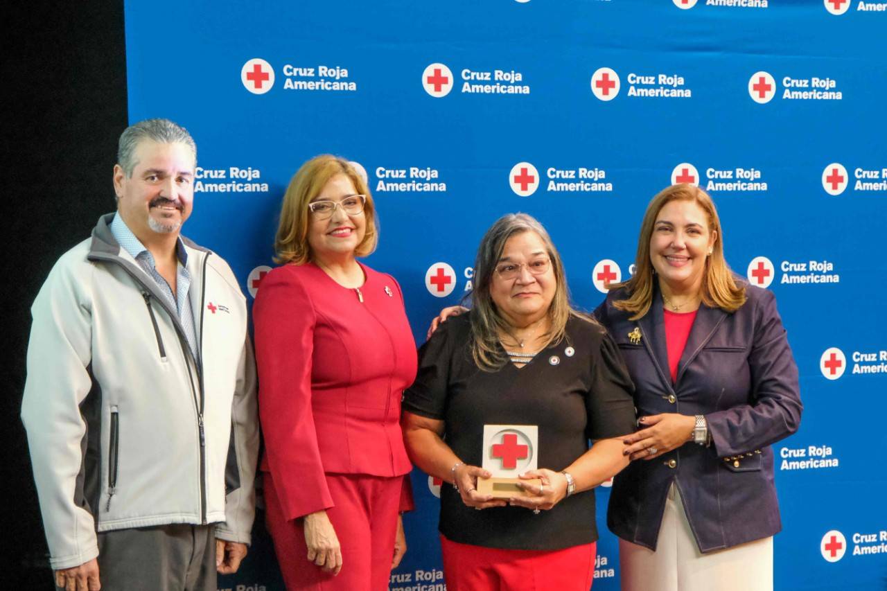La Dra. Sarai Báez, galardonada como Voluntaria del Año en la 105 Asamblea Anual de la Cruz Roja Americana Capítulo de Puerto Rico junto a la Lcda. Janet Díaz Salicrup, presidenta de la Junta Directiva; y Lee Vanessa Feliciano, ejecutiva regional del Capítulo de Puerto Rico de la Cruz Roja.