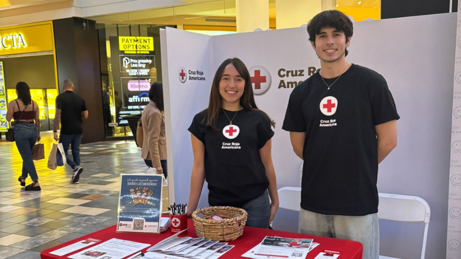 Aurora Torres y Reinaldo Rodríguez, voluntarios del Consejo de Juventud de la Cruz Roja de la Universidad de Puerto Rico, Recinto de Río Piedras, comparten sueños, metas personales y una profunda vocación de servicio comunitario.