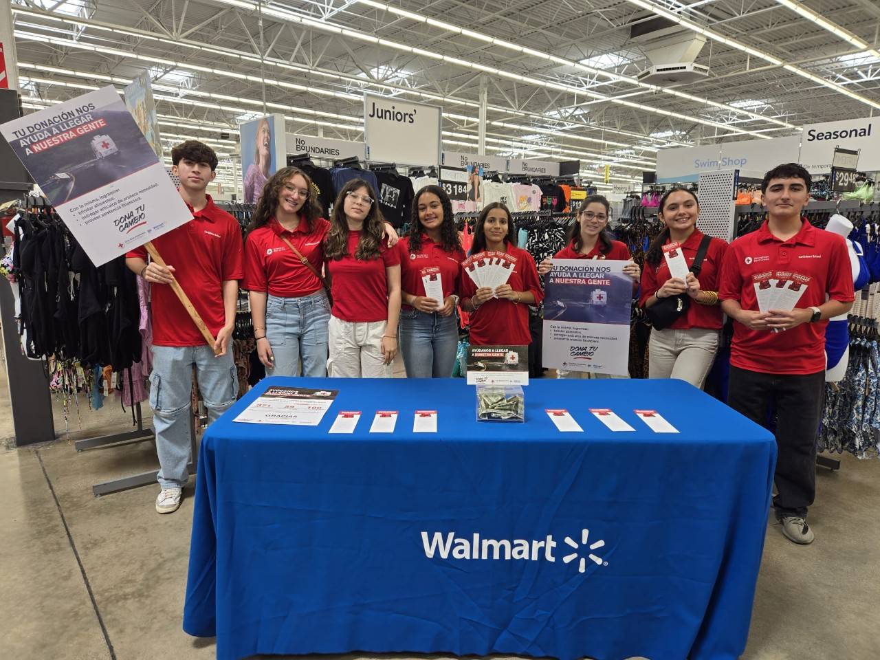 Consejo de Juventud de la Cruz Roja de Caribbean School de Ponce en el Walmart de Ponce Norte.