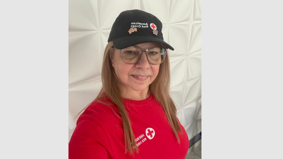 Voluntaria Nélida Arvelo posa para la cámara.