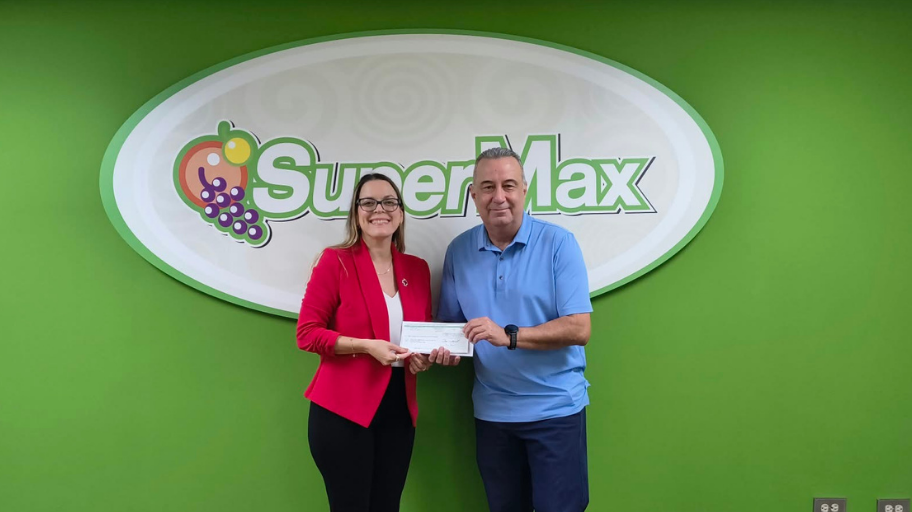Entrega de donativo de personal de SuperMax a Cruz Roja Americana. 