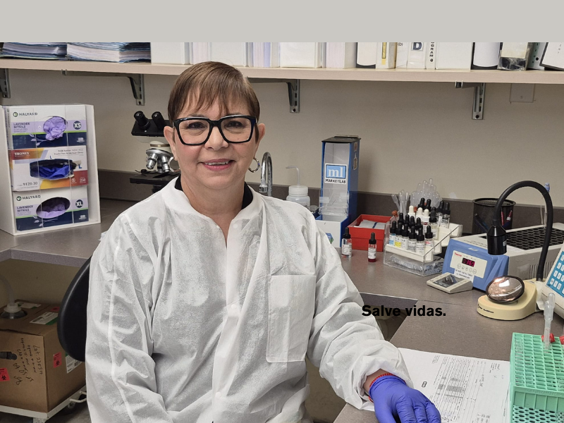 Edda Rodríguez De León, gerente del Laboratorio de Referencia en Inmunohematología de Servicios Biomédicos de la Cruz Roja Americana en Puerto Rico, posa en el laboratorio que dirige.