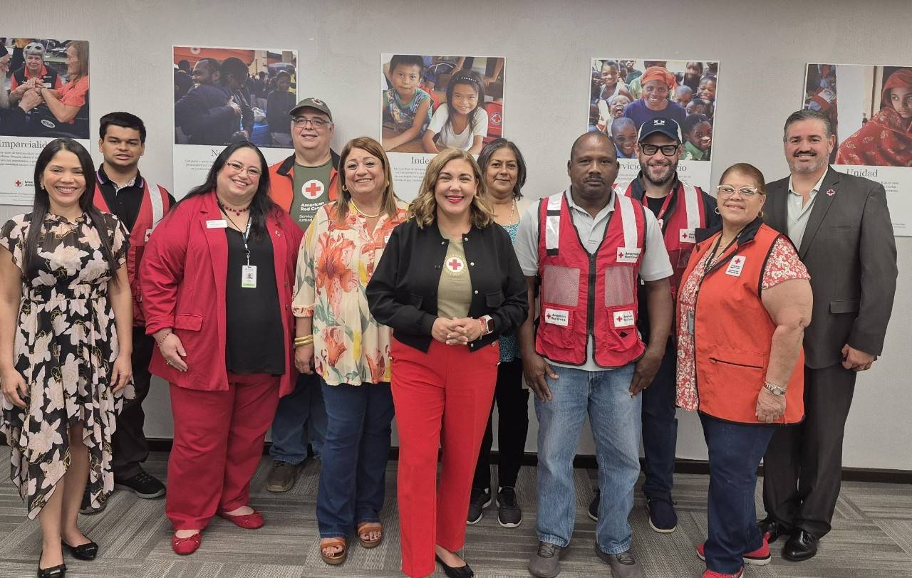 Empleados directores y gerentess de varios departamentos, junto a voluntarios de Servicios en Desastres, Servicio a las Fuerzas Armadas y Operaciones; junto a Lee Vanessa Feliciano, ejecutiva regional de la Cruz Roja Americana Capítulo de Puerto Rico, con los cinco premios de excelencia otorgados.