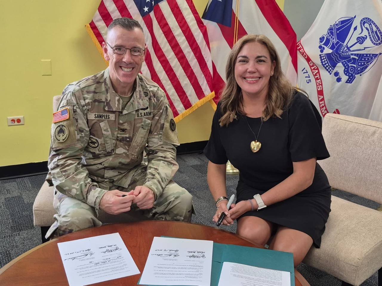 Coronel John D. Samples, junto a Lee Vanessa Feliciano, ejecutiva regional de la Cruz Roja Americana Captulo de Puero Rico en la firma del acuerdo colaborativo.
