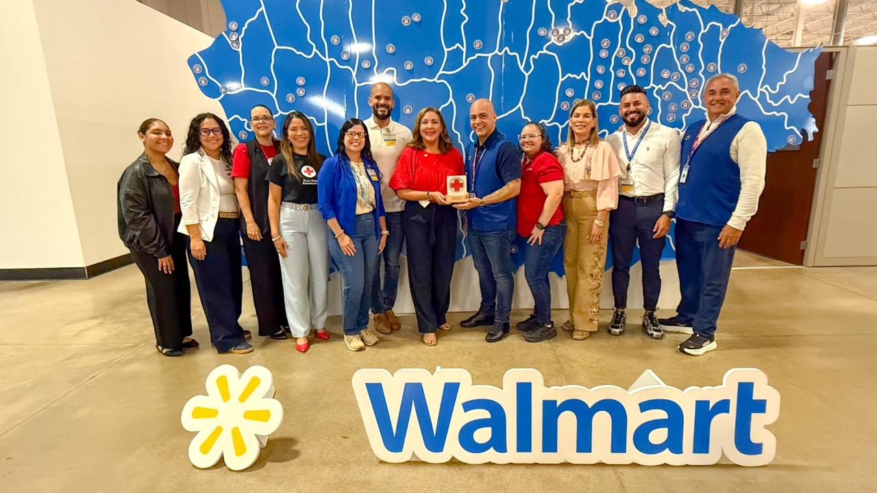 Foto posada de directivos de Walmart al recibir el premio Buen Vecino de la Cruz Roja Americana por su apoyo en los recaudos recibidos el pasado año.