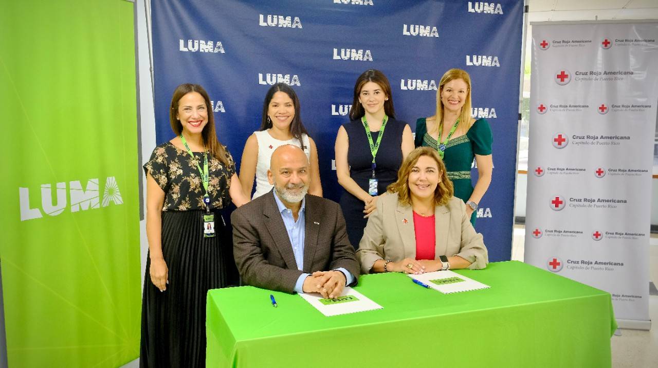Varias personas posan luego de la firma del acuerdo de colaboración de los directivos de LUMA y Cruz Roja Americana. 