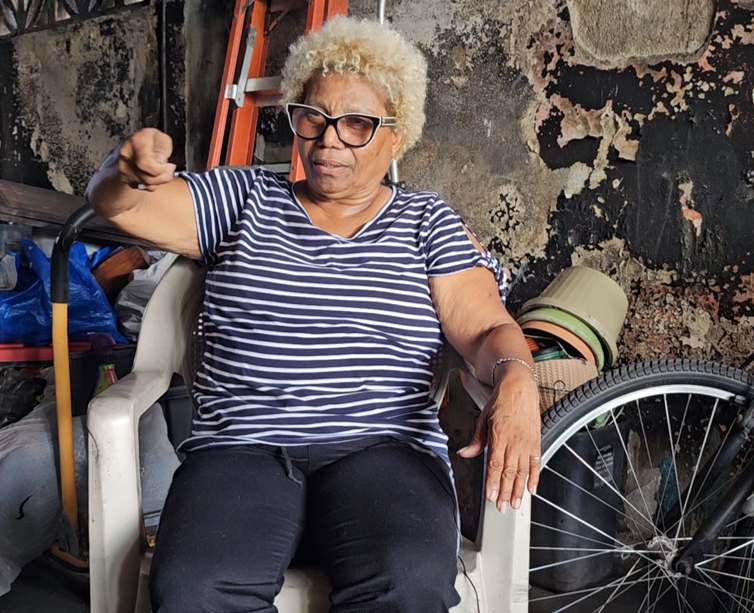 Lillian Cruz recibió ayuda de la Cruz Roja luego de sufrir un fuego en su hogar. 