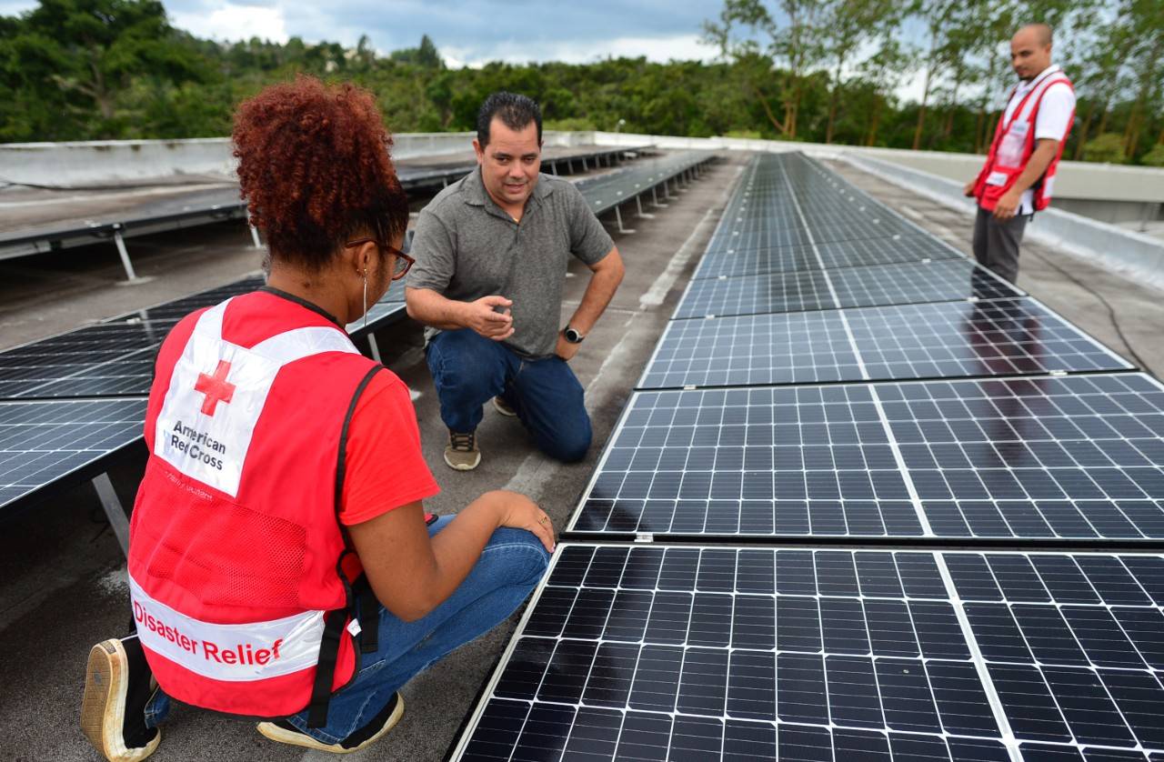 14 JUNIO 2019 ENERGIA . LARES PUERTO RICO ESCUELA ANGELITA DELGADO SELLA
IRIS MEDERO Y HUMBERTO ROMAN DE CRUZ ROJA - BENEFICIARIO ESCUELA ANGELITA DELGADO SELLA  RAMON ARROYO  PROFESOR DE EDUCACION ESPECIAL Y BLANCA GONZALEZ DIRECTORA DE LA ESCUELA 