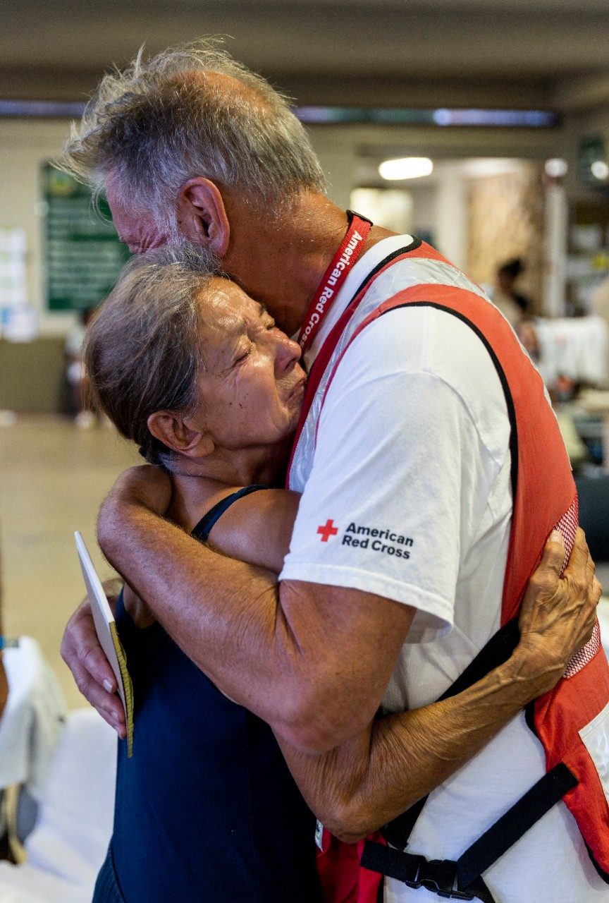 Two Individuals, Hug