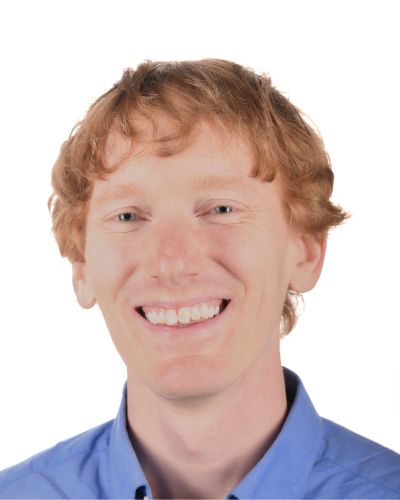 steven thomas headshot.