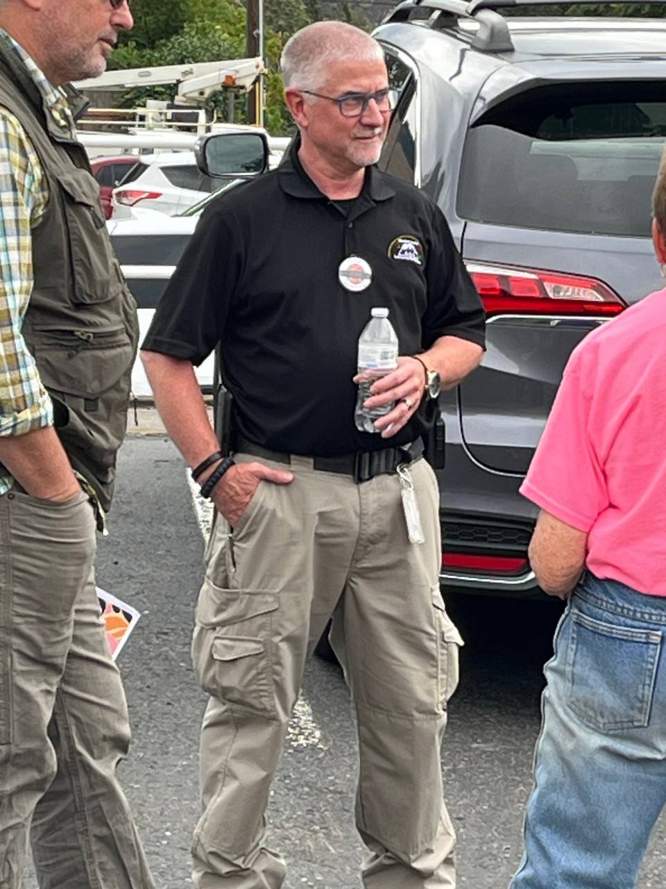 Klickitat Emergency Manager Jeff talking to residents. 