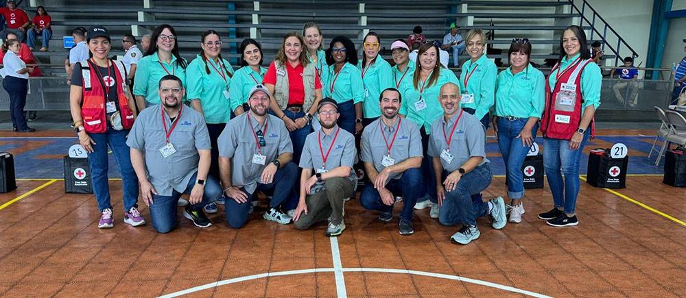 Foto grupal de voluntarios y empleados  en una actividad de detectores de humo.