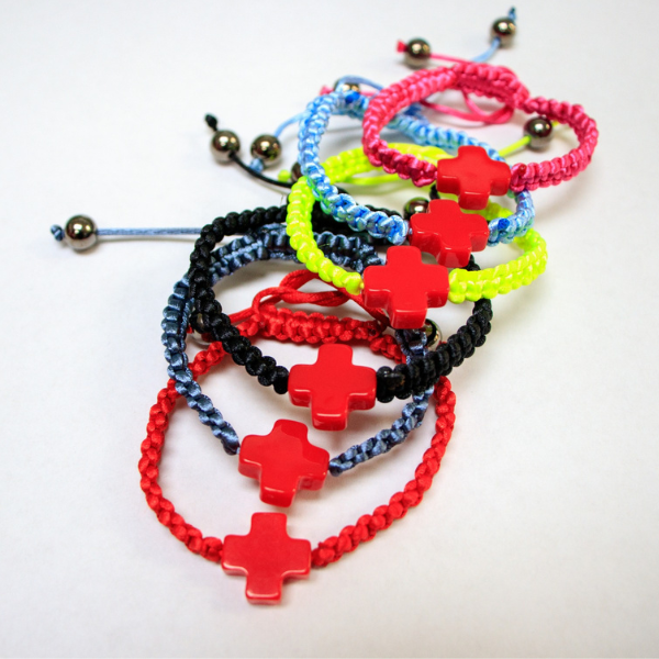 Pulseras de diferentes colores con cruz de la Cruz Roja