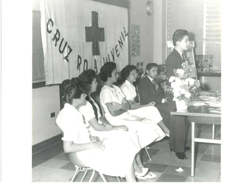 jóvenes voluntarios sentados en clase